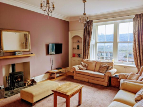 Craigowen - 4 Bed Maisonette on Historic High Street
